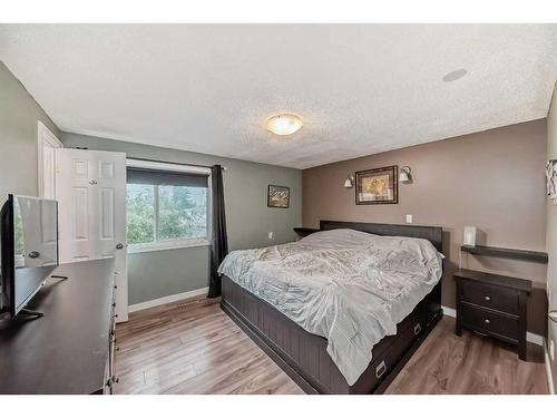 3511 33 Street Se, Calgary, AB - Indoor Photo Showing Bedroom