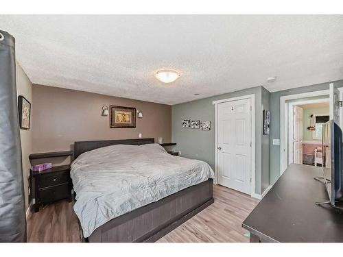 3511 33 Street Se, Calgary, AB - Indoor Photo Showing Bedroom