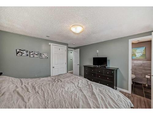 3511 33 Street Se, Calgary, AB - Indoor Photo Showing Bedroom