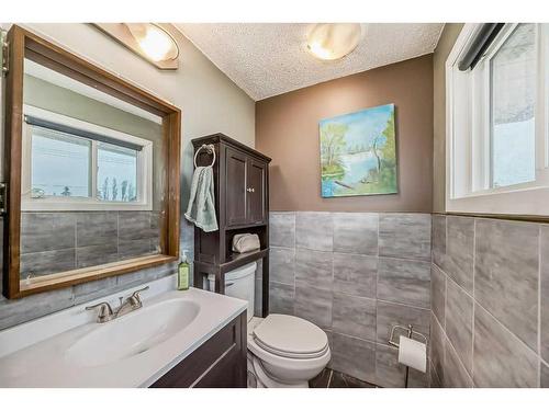 3511 33 Street Se, Calgary, AB - Indoor Photo Showing Bathroom