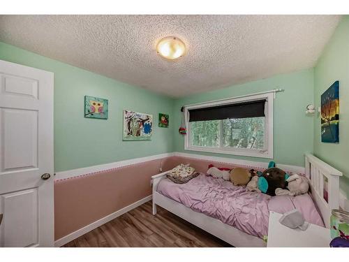 3511 33 Street Se, Calgary, AB - Indoor Photo Showing Bedroom