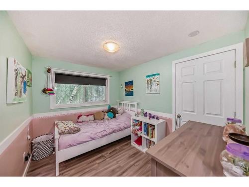 3511 33 Street Se, Calgary, AB - Indoor Photo Showing Bedroom