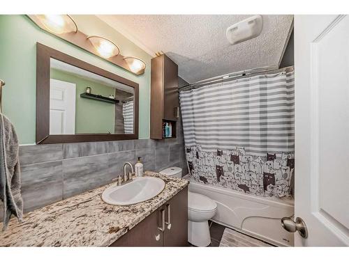 3511 33 Street Se, Calgary, AB - Indoor Photo Showing Bathroom