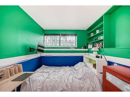 3511 33 Street Se, Calgary, AB - Indoor Photo Showing Bedroom