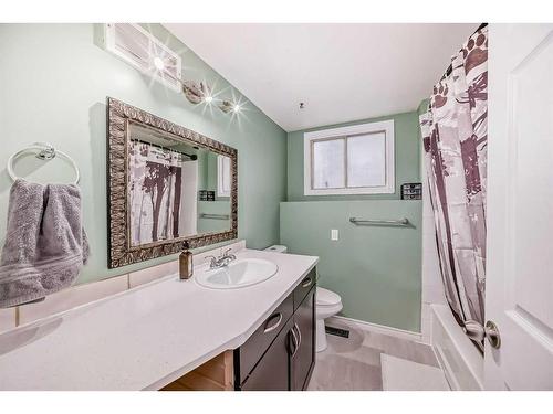 3511 33 Street Se, Calgary, AB - Indoor Photo Showing Bathroom