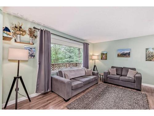 3511 33 Street Se, Calgary, AB - Indoor Photo Showing Living Room