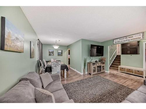 3511 33 Street Se, Calgary, AB - Indoor Photo Showing Living Room