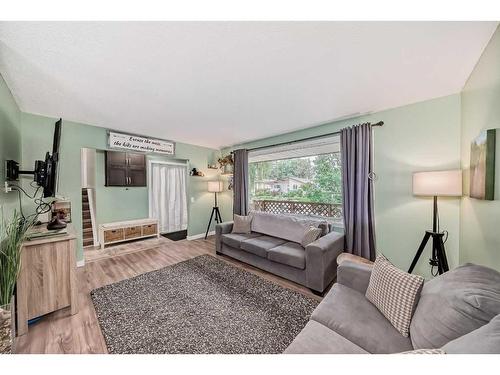 3511 33 Street Se, Calgary, AB - Indoor Photo Showing Living Room