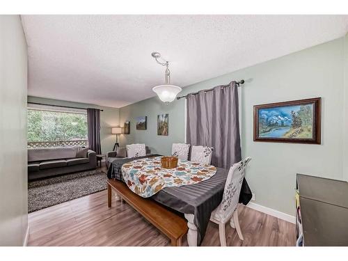 3511 33 Street Se, Calgary, AB - Indoor Photo Showing Bedroom