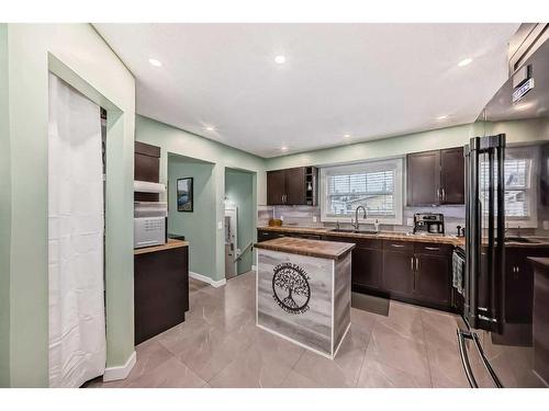 3511 33 Street Se, Calgary, AB - Indoor Photo Showing Kitchen