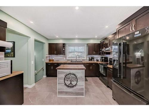 3511 33 Street Se, Calgary, AB - Indoor Photo Showing Kitchen