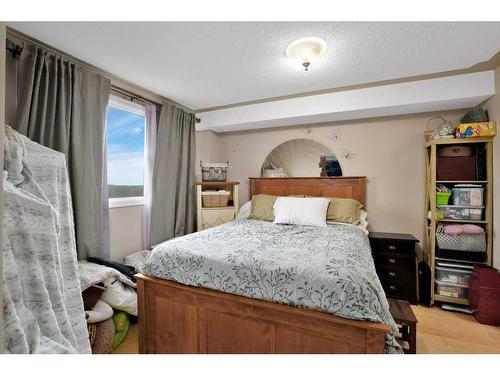 1011-4902 37 Street, Red Deer, AB - Indoor Photo Showing Bedroom