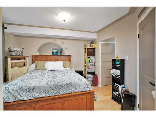 1011-4902 37 Street, Red Deer, AB - Indoor Photo Showing Bedroom