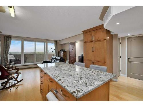 1011-4902 37 Street, Red Deer, AB - Indoor Photo Showing Kitchen