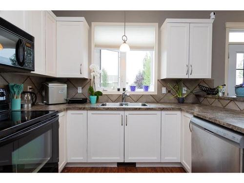 32 Wiley Crescent, Red Deer, AB - Indoor Photo Showing Kitchen With Double Sink