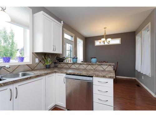 32 Wiley Crescent, Red Deer, AB - Indoor Photo Showing Kitchen