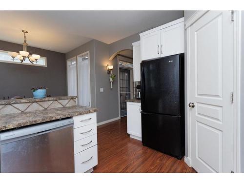 32 Wiley Crescent, Red Deer, AB - Indoor Photo Showing Kitchen