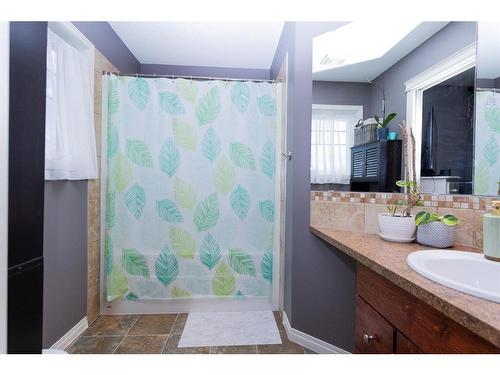 32 Wiley Crescent, Red Deer, AB - Indoor Photo Showing Bathroom