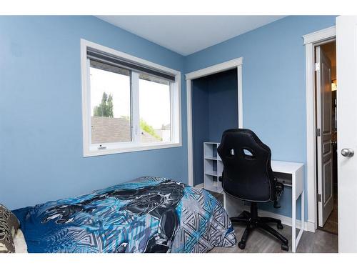 32 Wiley Crescent, Red Deer, AB - Indoor Photo Showing Bedroom