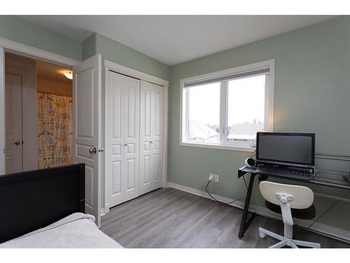 32 Wiley Crescent, Red Deer, AB - Indoor Photo Showing Bedroom