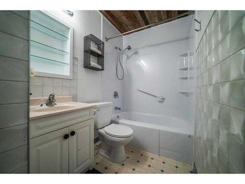 5014 56 Street, Stettler, AB - Indoor Photo Showing Bathroom