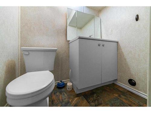 5014 56 Street, Stettler, AB - Indoor Photo Showing Bathroom