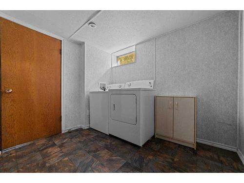 5014 56 Street, Stettler, AB - Indoor Photo Showing Laundry Room