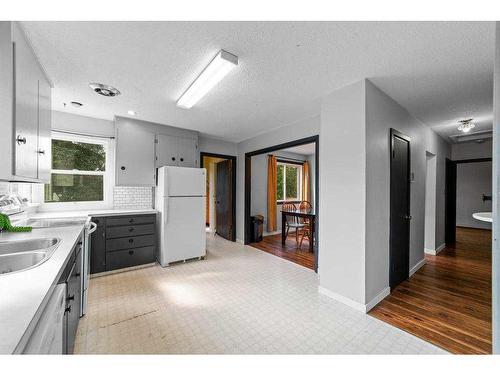 5014 56 Street, Stettler, AB - Indoor Photo Showing Kitchen