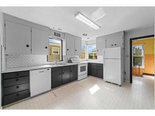 5014 56 Street, Stettler, AB - Indoor Photo Showing Kitchen