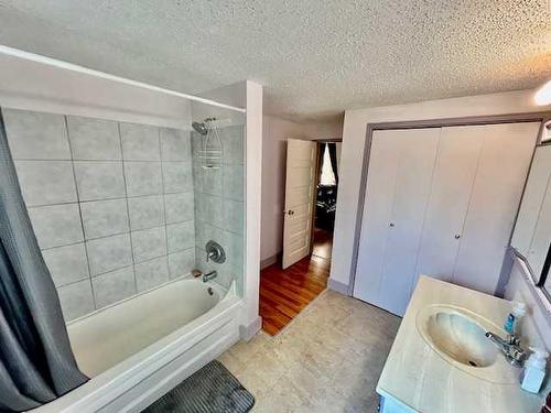 5128 49 Street, Hardisty, AB - Indoor Photo Showing Bathroom