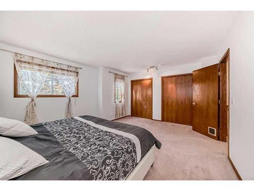 222 Cedarwood Park Sw, Calgary, AB - Indoor Photo Showing Bedroom