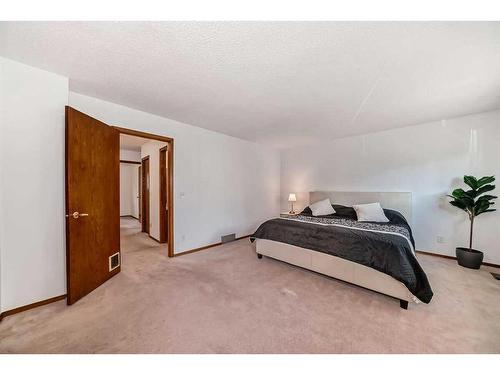 222 Cedarwood Park Sw, Calgary, AB - Indoor Photo Showing Bedroom