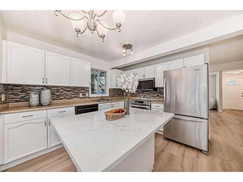 222 Cedarwood Park Sw, Calgary, AB - Indoor Photo Showing Kitchen