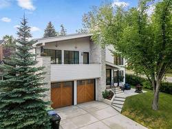 3 Strathroy Bay SW Calgary, AB T3H 1H2