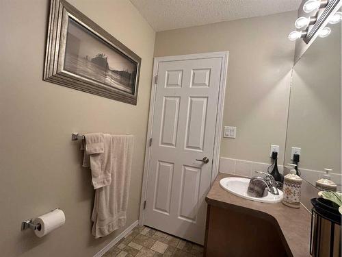 4527 71 Street Close, Camrose, AB - Indoor Photo Showing Bathroom