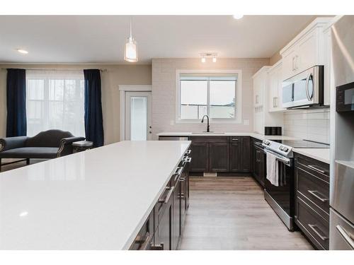 137 Hampton Crescent, Sylvan Lake, AB - Indoor Photo Showing Kitchen With Upgraded Kitchen