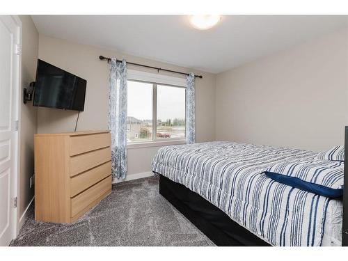 137 Hampton Crescent, Sylvan Lake, AB - Indoor Photo Showing Bedroom