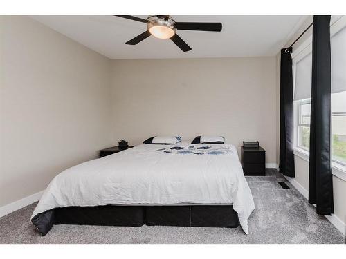 137 Hampton Crescent, Sylvan Lake, AB - Indoor Photo Showing Bedroom