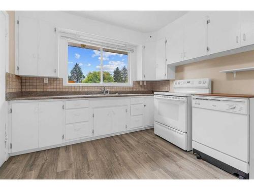 5712 57 Avenue, Red Deer, AB - Indoor Photo Showing Kitchen