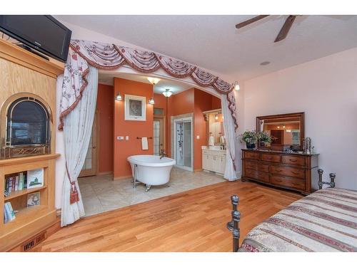 36075 Range Road 281, Rural Red Deer County, AB - Indoor Photo Showing Bedroom