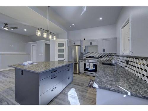 A/B-5333 76 Street, Red Deer, AB - Indoor Photo Showing Kitchen With Upgraded Kitchen