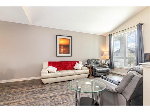 19 Morris Court, Blackfalds, AB - Indoor Photo Showing Living Room