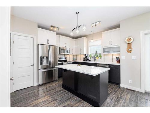 19 Morris Court, Blackfalds, AB - Indoor Photo Showing Kitchen With Upgraded Kitchen