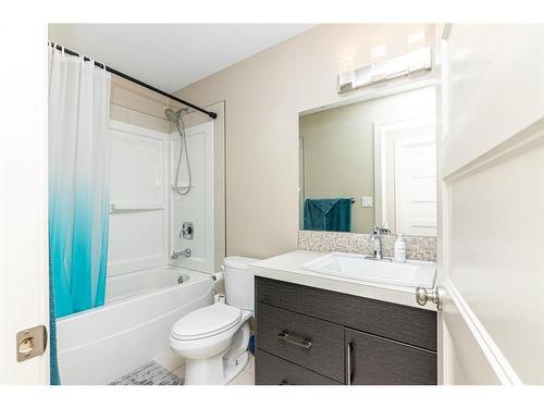 19 Morris Court, Blackfalds, AB - Indoor Photo Showing Bathroom