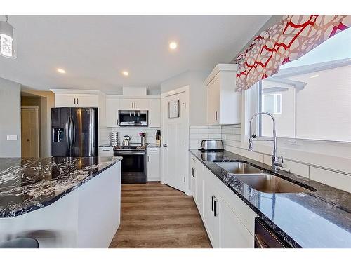 13 Valarosa Cove, Didsbury, AB - Indoor Photo Showing Kitchen With Stainless Steel Kitchen With Double Sink With Upgraded Kitchen