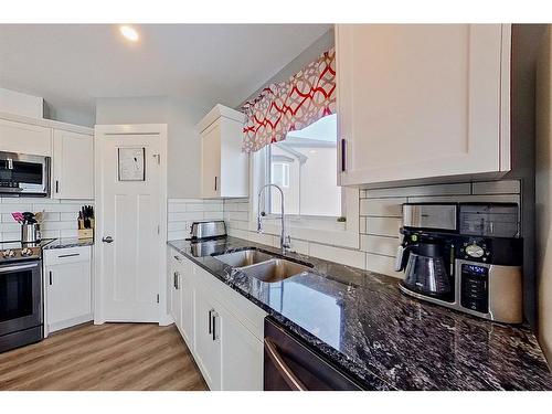 13 Valarosa Cove, Didsbury, AB - Indoor Photo Showing Kitchen With Double Sink With Upgraded Kitchen