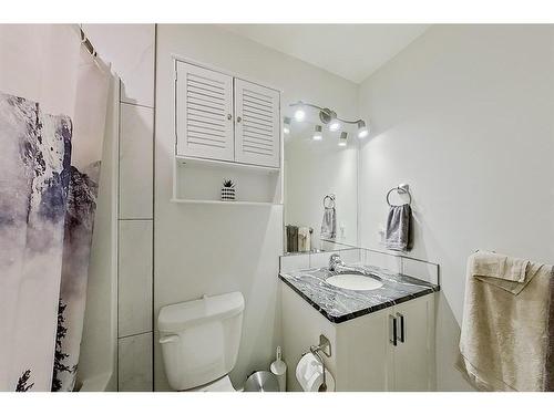 13 Valarosa Cove, Didsbury, AB - Indoor Photo Showing Bathroom