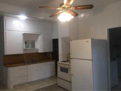 5112 48 Avenue, Sylvan Lake, AB - Indoor Photo Showing Kitchen