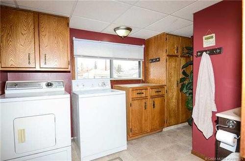 5124 50 Avenue, Sylvan Lake, AB - Indoor Photo Showing Laundry Room