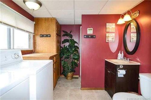 5124 50 Avenue, Sylvan Lake, AB - Indoor Photo Showing Laundry Room